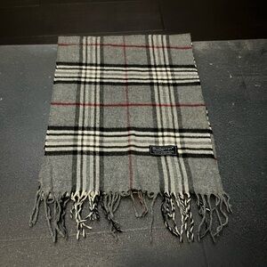 Burberry 100% lambswool scarf | Gray | 63 by 13 inches | Amazing condition